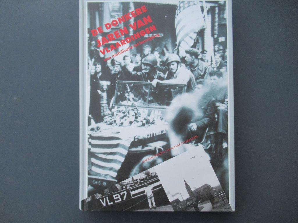 De donkere jaren van Vlaardingen Deel 1, Boeken, Ophalen of Verzenden, Nieuw, Jan Anderson, Hjalmar Teunissen