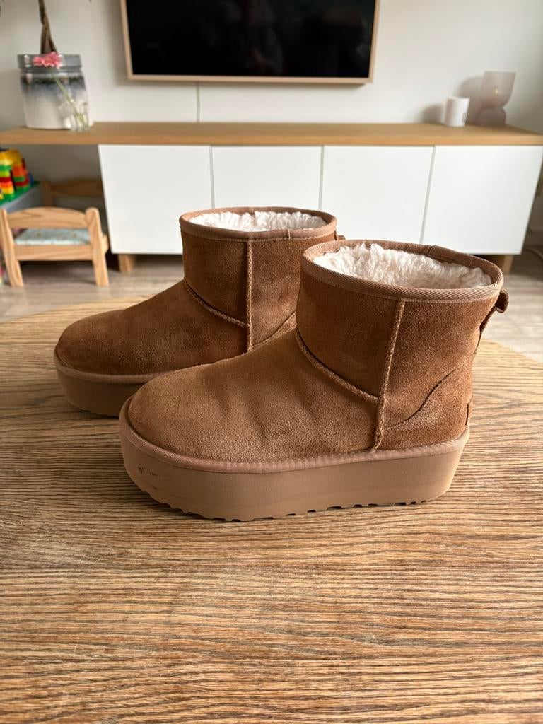 UGGS Classic MINI platform enkellaarsjes mt 40, 3x gedragen, Kleding | Dames, Schoenen, Bruin, Lage of Enkellaarzen, Ophalen of Verzenden