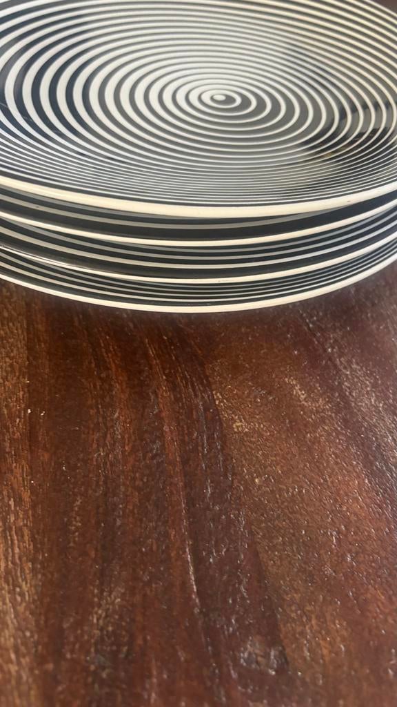 4 Kare Design Dinerborden - Stijlvol en Modern, Huis en Inrichting, Keuken | Servies, Zo goed als nieuw, Bord(en), Effen, Keramiek