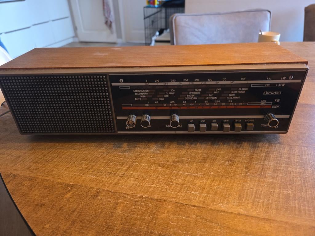 Vintage radio tafelmodel merk Bruns, Ophalen