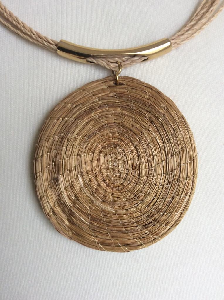 COLLIER HALSSIERAAD RAFFIA MEDAILLON HANGER z.g.a.n., Overige kleuren, Verzenden, Zo goed als nieuw, Overige materialen