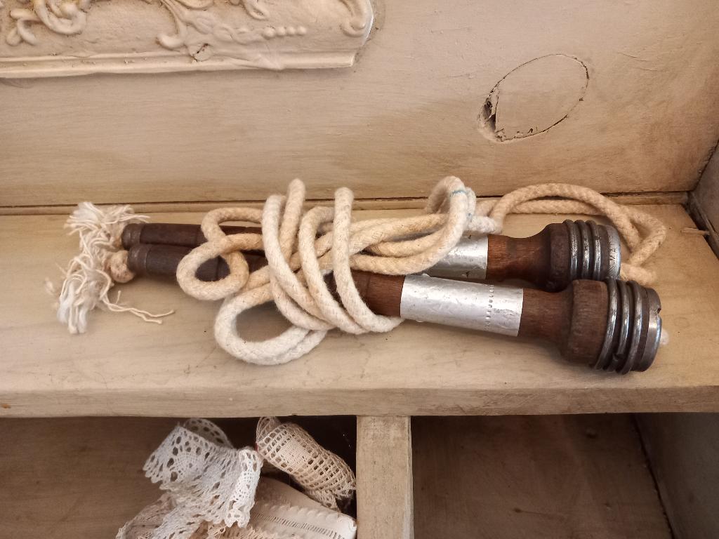 Oud springtouw met houten handvat., Antiek en Kunst, Verzenden