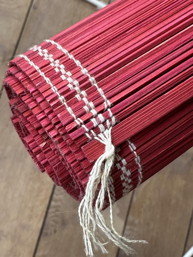 Felgekleurde rieten mat, roze, tafelloper, wand jaren '60, Ophalen of Verzenden