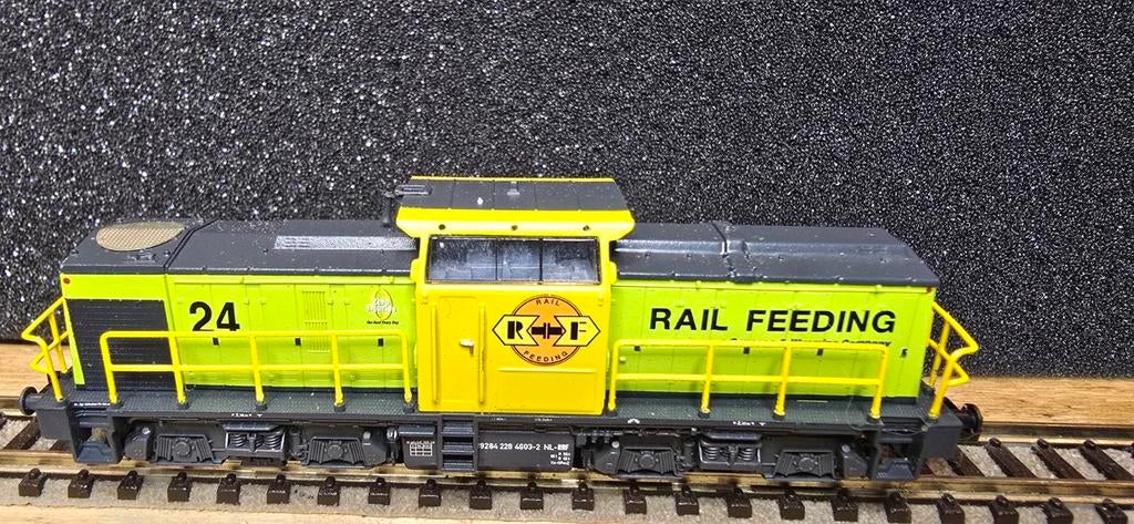 Fleischmann piccolo 721015 NL Rail Feeding lok led rood/wit, Hobby en Vrije tijd, Modeltreinen | N-Spoor, Gebruikt, Fleischmann