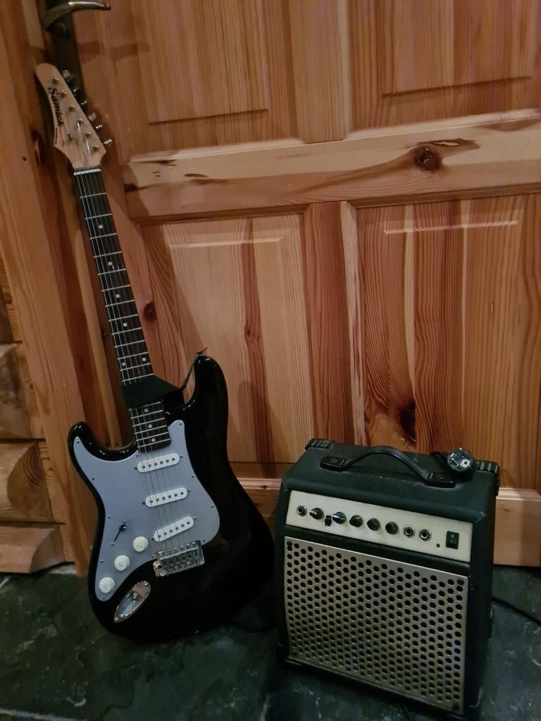 Samick elektrische gitaar met versterker, Muziek en Instrumenten, Snaarinstrumenten | Gitaren | Elektrisch, Gebruikt, Solid body