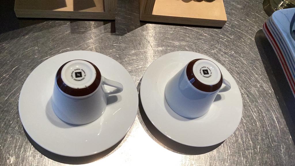 4x Nespresso kopjes Andrè Putman, Huis en Inrichting, Keuken | Servies, Nieuw, Ophalen of Verzenden, Overige stijlen, Kop(pen) en/of Schotel(s)