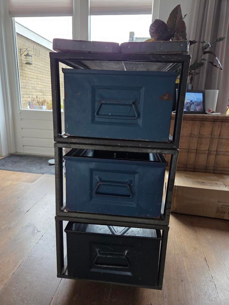 Stoer industrieel kastje op wielen, Met plank(en), Minder dan 50 cm, Gebruikt, Industrieel