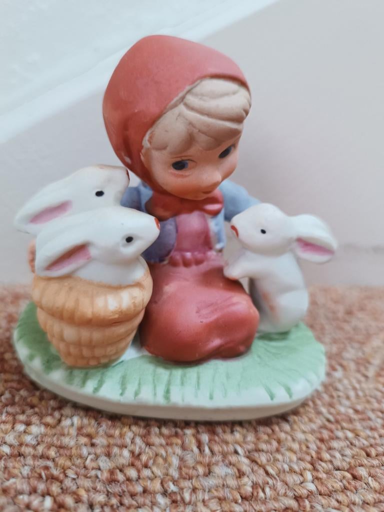 Meisje met konijntjes, Ophalen of Verzenden, Zo goed als nieuw, Mens