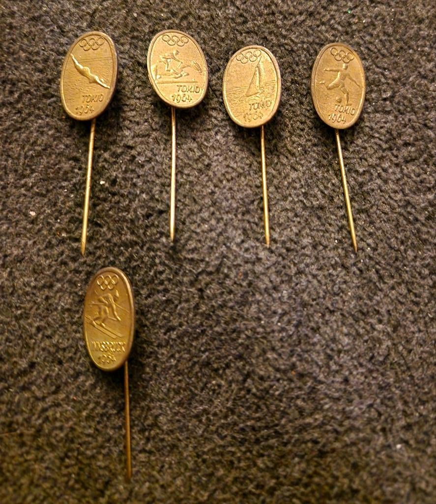 Vintage Tokyo en Innsbruck 1964 Olympische Speldjes, Verzamelen, Speldjes, Pins en Buttons, Ophalen, Gebruikt, Sport, Speldje of Pin