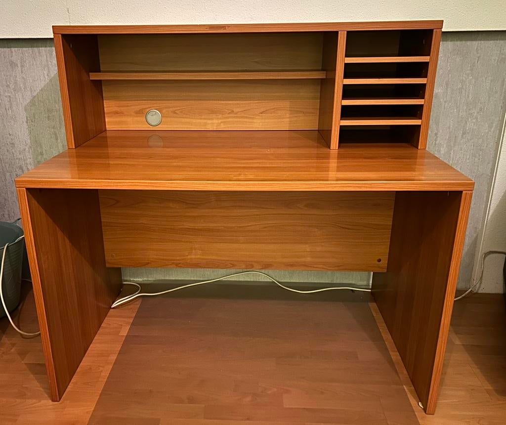 Bureau in zeer nette staat. Kleur padoukhout, Ophalen of Verzenden, Zo goed als nieuw, Bureau