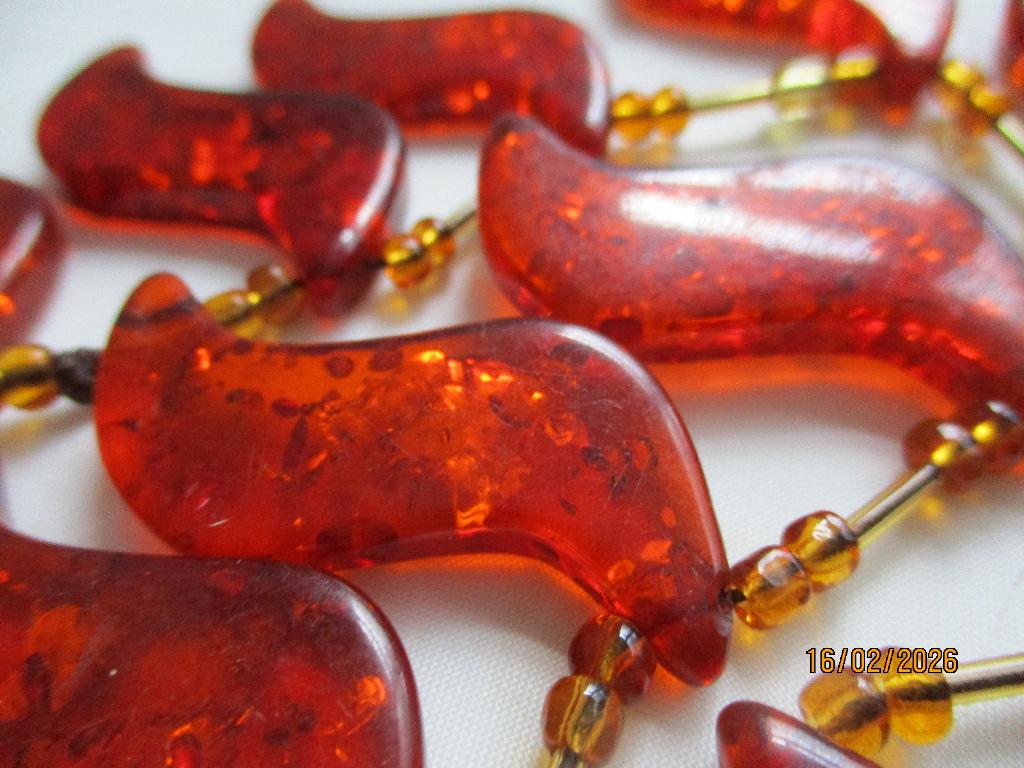 Ketting Amber look modern, 47 cm. lang kralen 4.5 cm lang., Ophalen of Verzenden, Zo goed als nieuw, Bruin, Overige materialen