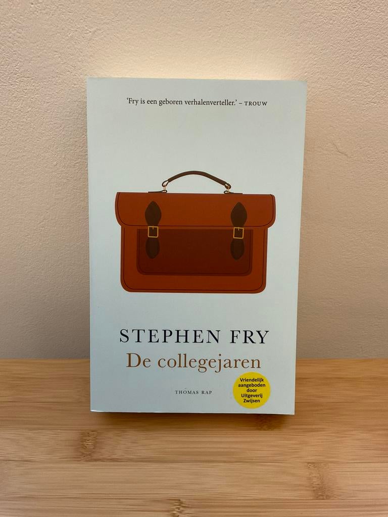 Stephen Fry - De collegejaren, Ophalen of Verzenden, Nieuw, Stephen Fry