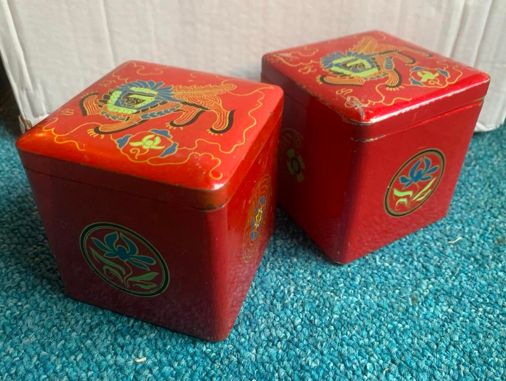 Twee vintage rode chinese theeblikken met decoratie, Ophalen of Verzenden, Gebruikt, Thee, Overige merken