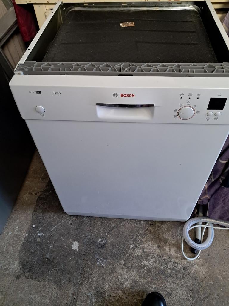 Nette schone goedwerkende vaatwasser Bosch silence 3 in 1, Witgoed en Apparatuur, Vaatwasmachines, Zo goed als nieuw, Inbouw, 85 tot 90 cm
