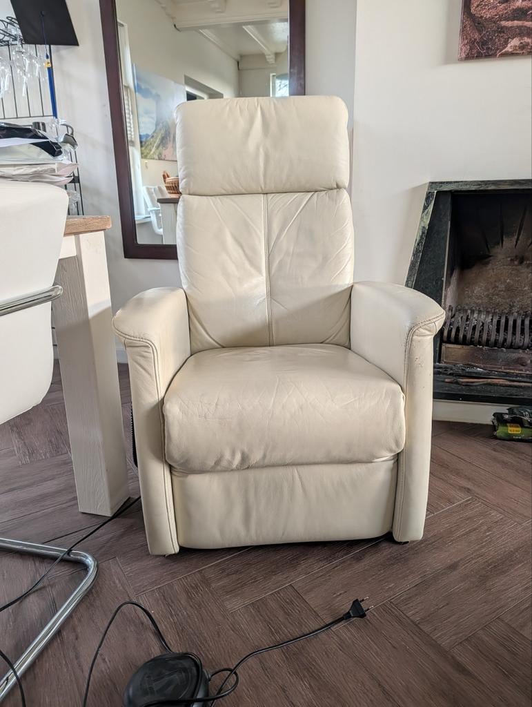 Witte relax fauteuil, gereinigd, geïmpregneerd, Ophalen, Zo goed als nieuw, 50 tot 75 cm