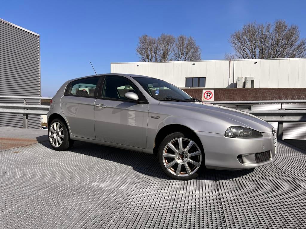 Alfa Romeo 147 1.6 T.spark 16V 5DR 2005 Grijs NIEUWE APK!, Auto's, Alfa Romeo, Voorwielaandrijving, Stof, Zwart, 4 cilinders