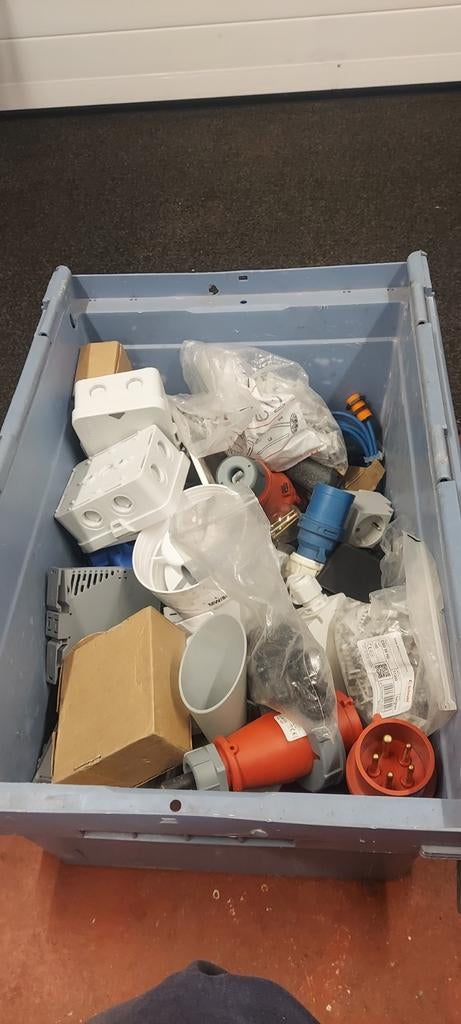 Krat met nieuwe installatie materialen, Ophalen of Verzenden