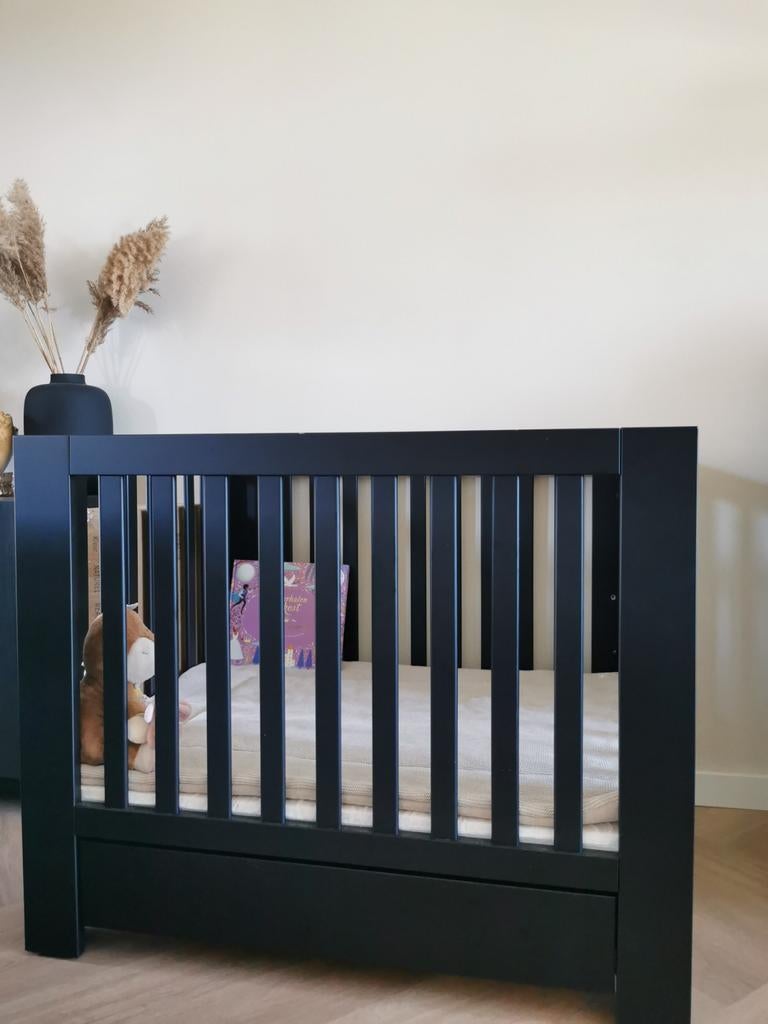 Zwarte box (80x100) met lade, nieuw matras & accessoires, Kinderen en Baby's, Ophalen, Gebruikt, Rechthoekig, Boxkleed