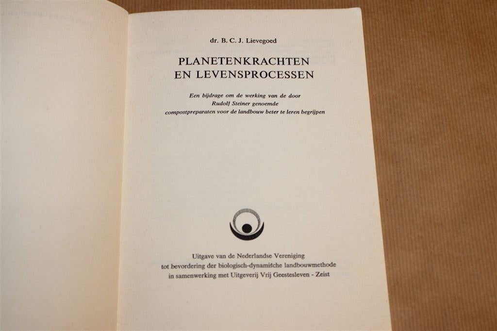 Planetenkrachten en Levensprocessen — Lievegoed 1975, Ophalen of Verzenden, Gelezen, Overige onderwerpen, Achtergrond en Informatie