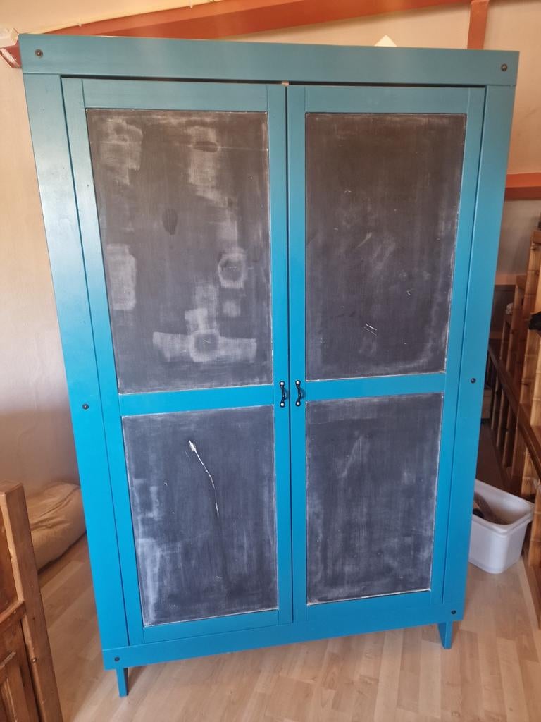 Blauwe kledingkast met krijtbord deuren, Met deur(en), Gebruikt, Modern, Speels, 100 tot 150 cm