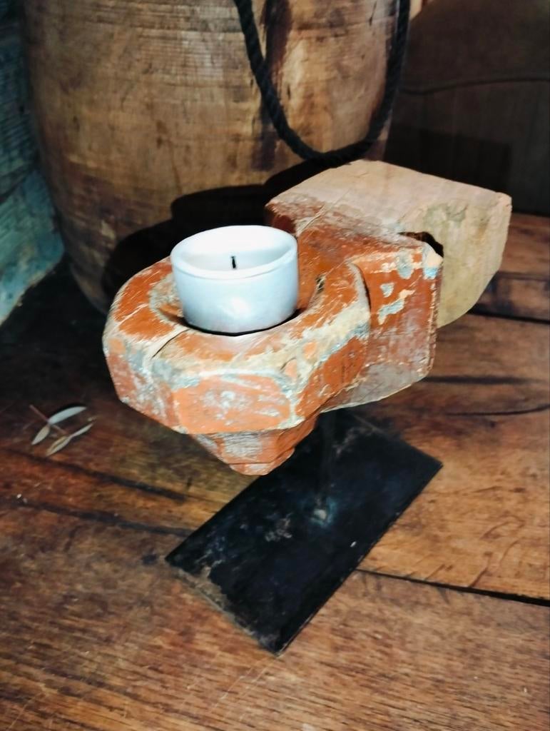 Mooie brocante kandelaar ornament op zwaar ijzeren voet, Antiek en Kunst, Curiosa en Brocante, Ophalen of Verzenden