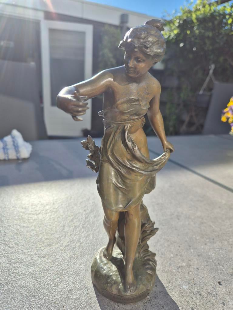 Antiek Bronzen Beeldje van Jonge Vrouw, Ophalen of Verzenden, 20 - 50 cm, Beeld, Bruin