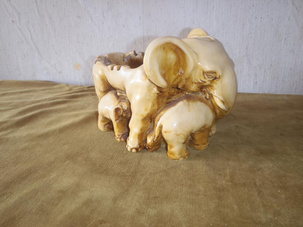 Prachtige grote asbak van Polystone. Olifant .23 x 15 cm, Verzamelen, Beelden en Beeldjes, Ophalen of Verzenden, Zo goed als nieuw