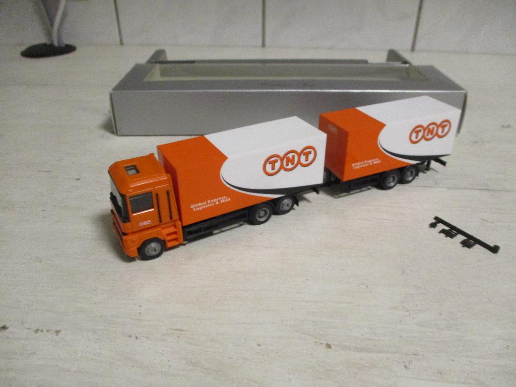 Herpa Renault Magnum met wip car T.N.T Schaal 1:87, Ophalen, Nieuw, Bus of Vrachtwagen, Herpa