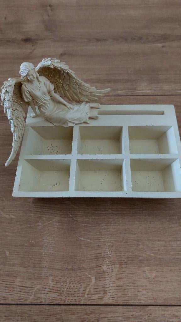 Mooi zwaar bakje met vakjes en engel., Ophalen