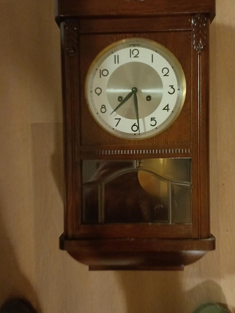 Klassieke houten wandklok met slinger, Ophalen of Verzenden