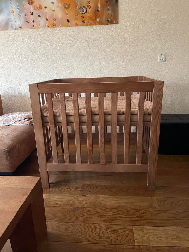 Houten box met matras en boxkleed, Kinderen en Baby's, Boxen, Ophalen of Verzenden, Zo goed als nieuw, Rechthoekig, Boxkleed