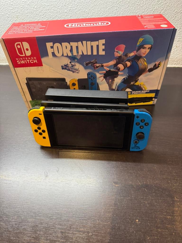 Nintendo switch fortnite editie, Spelcomputers en Games, Ophalen, Gebruikt, Met 3 controllers of meer, Switch Original