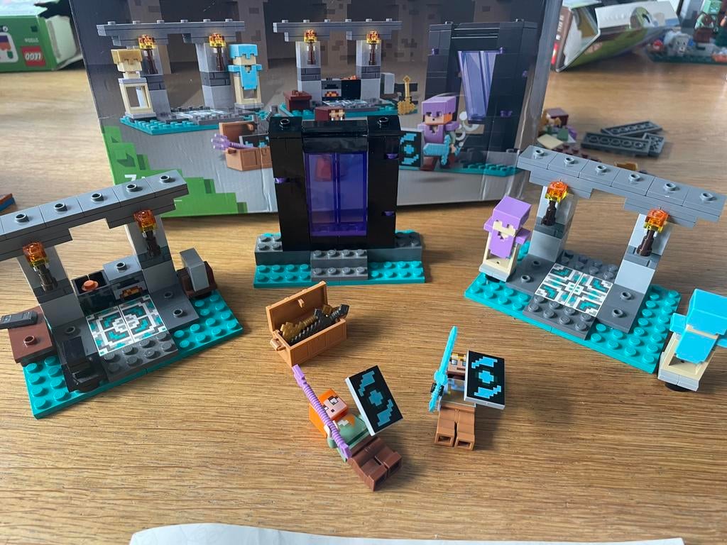 LEGO Minecraft 21252 - The Armoury, Kinderen en Baby's, Speelgoed | Duplo en Lego, Zo goed als nieuw, Lego, Complete set, Ophalen of Verzenden