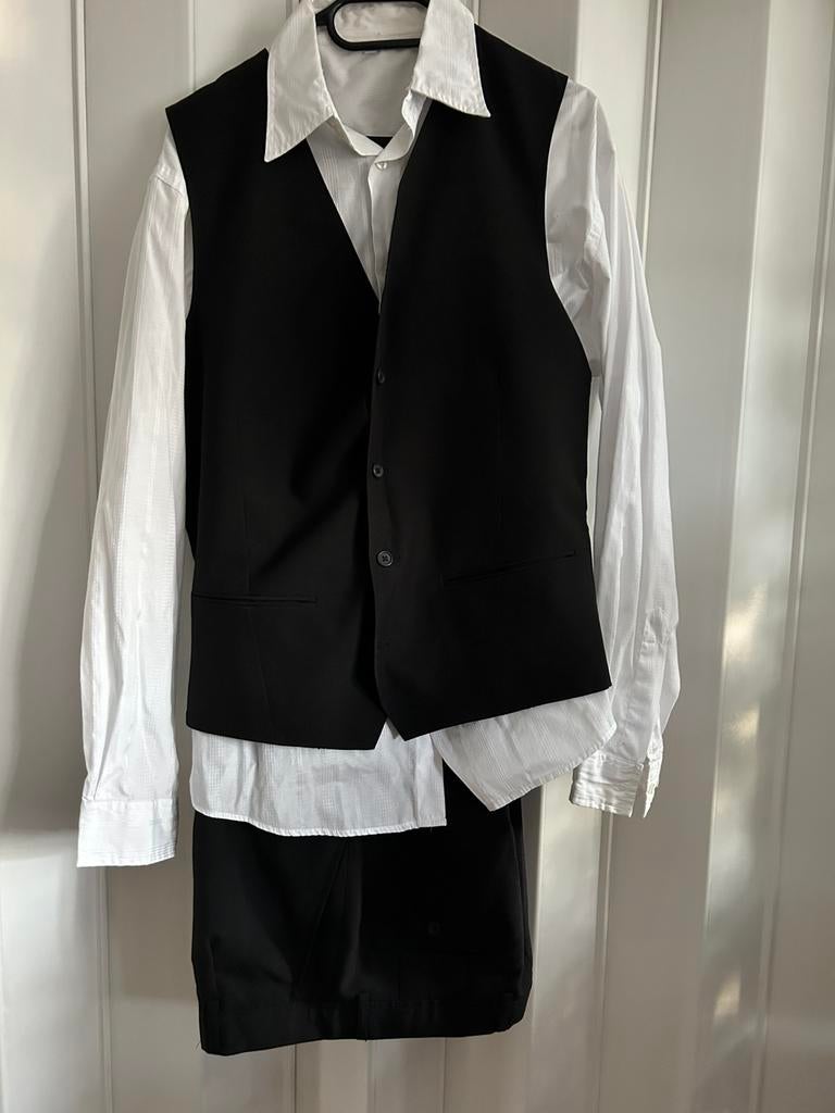 Zwarte broek met gilet en wit overhemd, Ophalen of Verzenden, Zo goed als nieuw, Maat 48/50 (M), Zwart