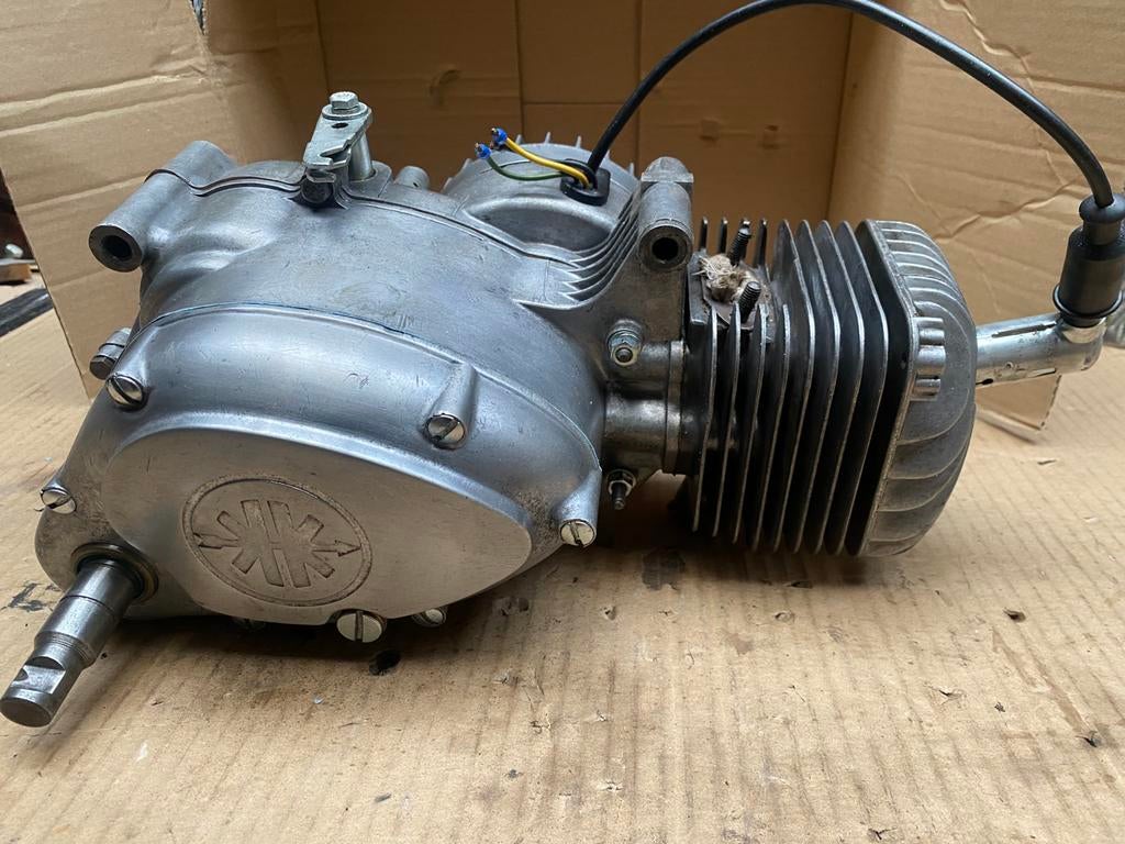 Te koop zojuist gerestaureerd KREIDLER  3 hand motorblok, Ophalen of Verzenden, Gebruikt