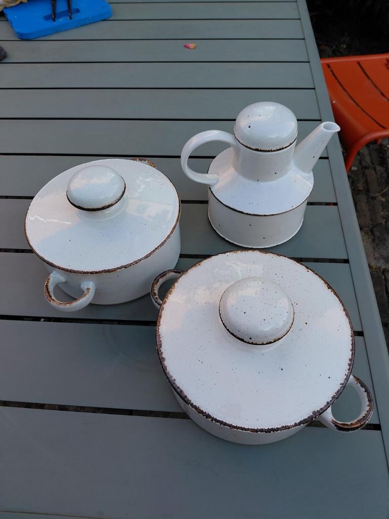 Twee dekschalen en koffiekan stonehenge midwinter wedgewood, Ophalen of Verzenden