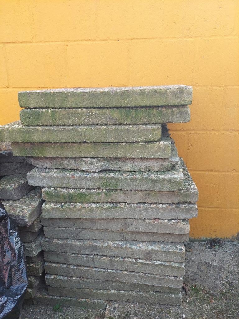 Grindtegels gratis af te halen - 5 hele + 10 kapotte, Tuin en Terras, Tegels en Klinkers, Ophalen, Gebruikt, Minder dan 5 m², Grind