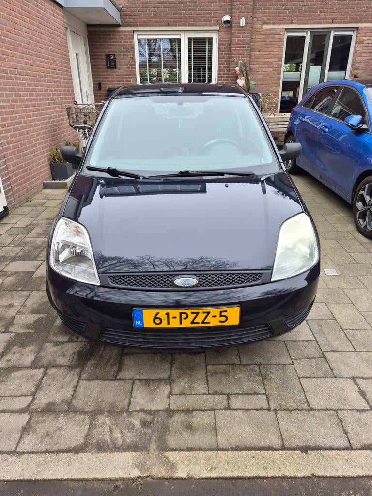 Ford Fiesta 2005 donker blauw 1.3. Nieuw APK., Auto's, Fiat, Voorwielaandrijving, Stof, 4 cilinders, Handgeschakeld