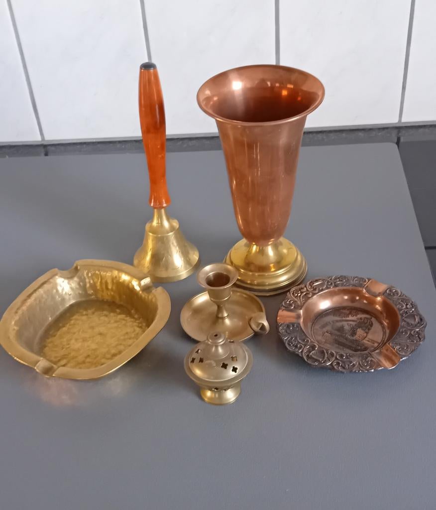 Koperen kandelaar/beker/asbakken/wierookpotje en bel, Ophalen