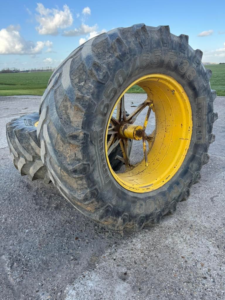 Dubbelucht velgen achterbanden BKT 520/70 38 cultuur wielen, Ophalen