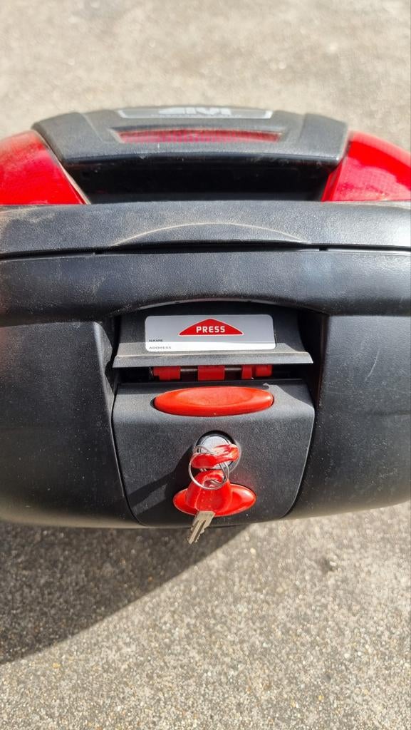 Givi Monolock motorkoffer met grondplaat - Past helm, Motoren, Accessoires | Koffers en Tassen, Ophalen of Verzenden