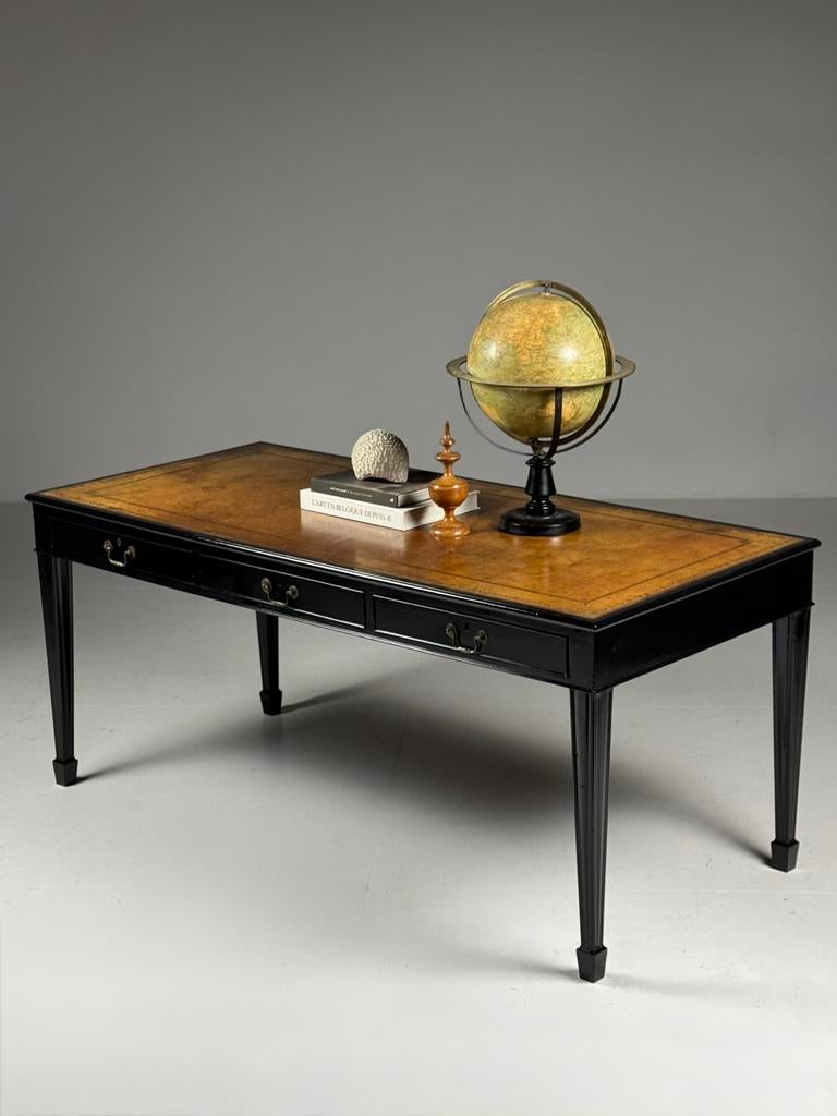 Engelse schrijftafel 19e eeuw zwart