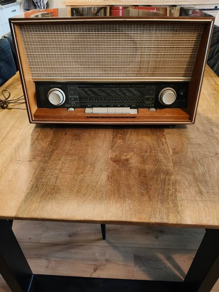 Oude radio van hout, Ophalen