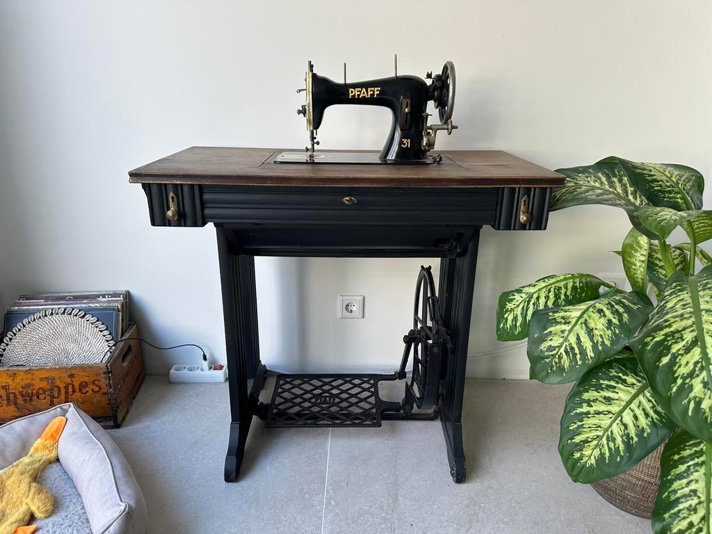 Opgeknapte eyecatcher: Vintage Pfaff naaitafel, Ophalen, Zo goed als nieuw, 25 tot 50 cm, Rechthoekig