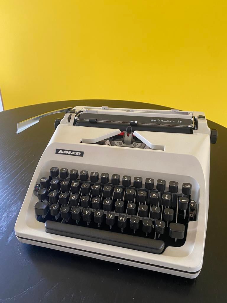 Typemachine Adler gabriele 25 met koffer, Ophalen