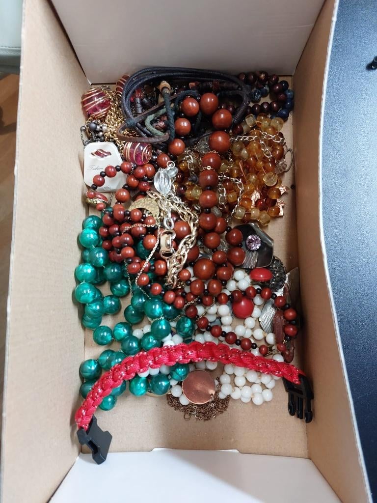 Mystery jewellery box, veel vintage sieraden, Sieraden, Tassen en Uiterlijk, Overige materialen, Gebruikt, Overige kleuren, Ophalen of Verzenden