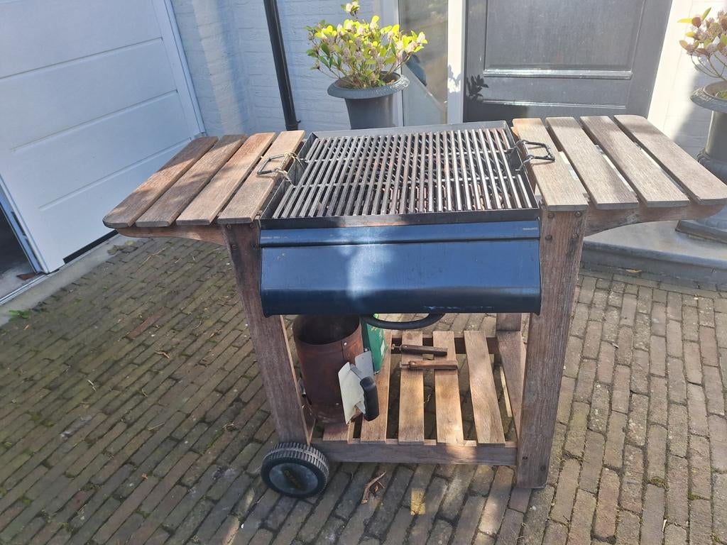 Houtskoolbarbecue met houten onderstel, Ophalen