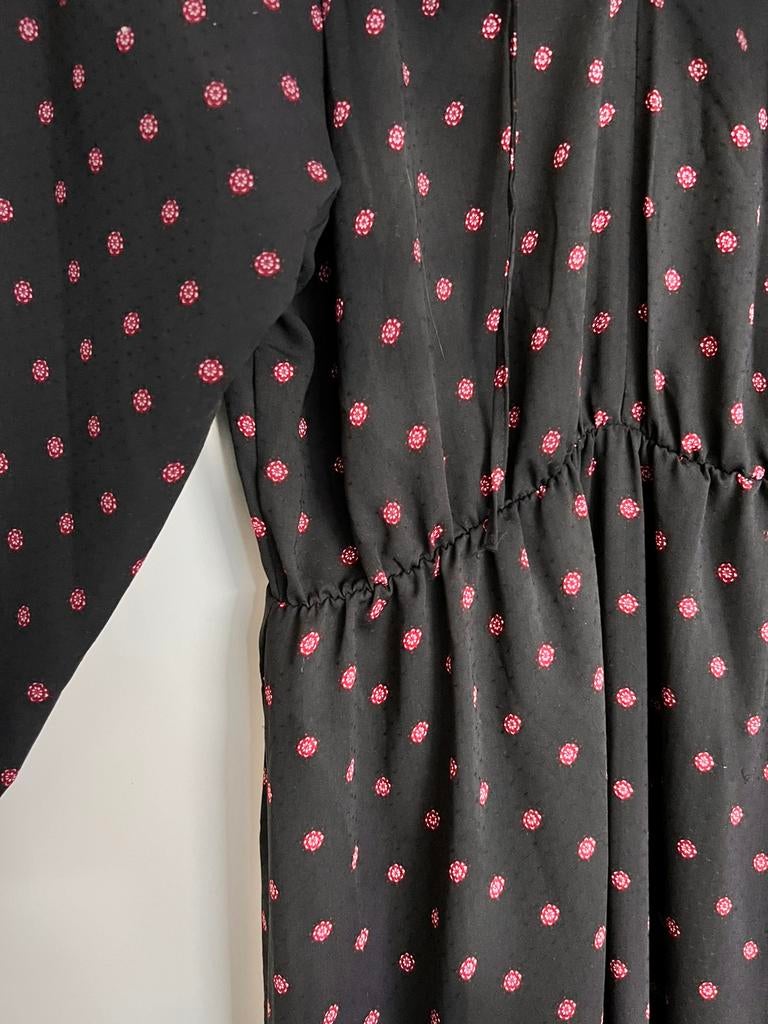 Lange jurk elastische taille zwart bloemen stippen Monki, Kleding | Dames, Jurken, Zo goed als nieuw, Maat 36 (S), Zwart, Onder de knie