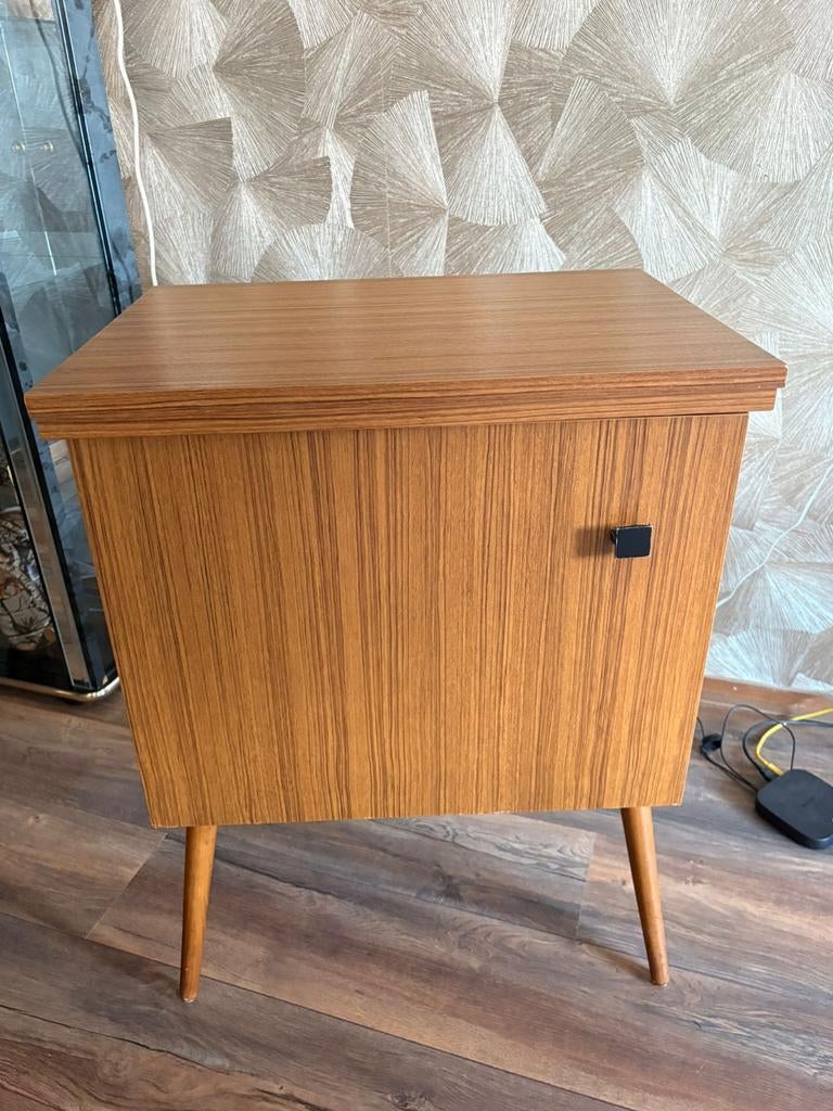 Vintage naaimachine in kastje, Ophalen