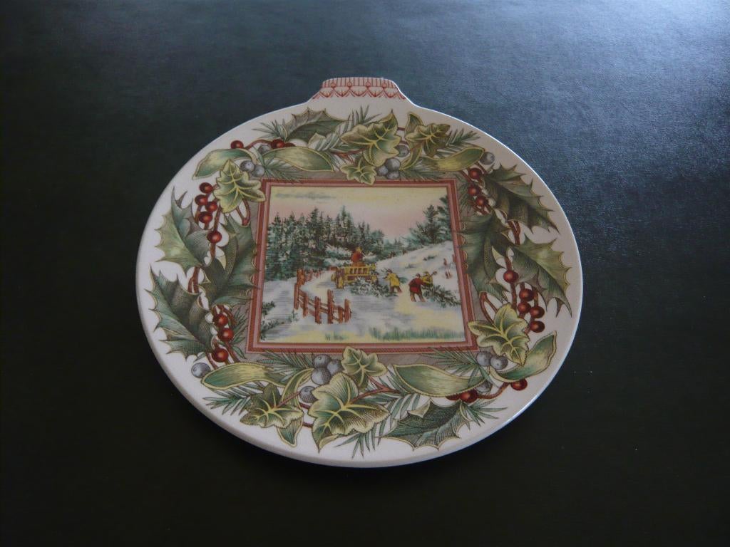 Spode Victorian kerstbord Bringing home the tree 23cm, Diversen, Kerst, Ophalen of Verzenden, Nieuw